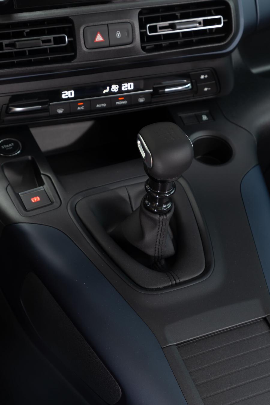 Детали интерьера Peugeot Rifter 2018 года  (WW) (фото 22 из 43)